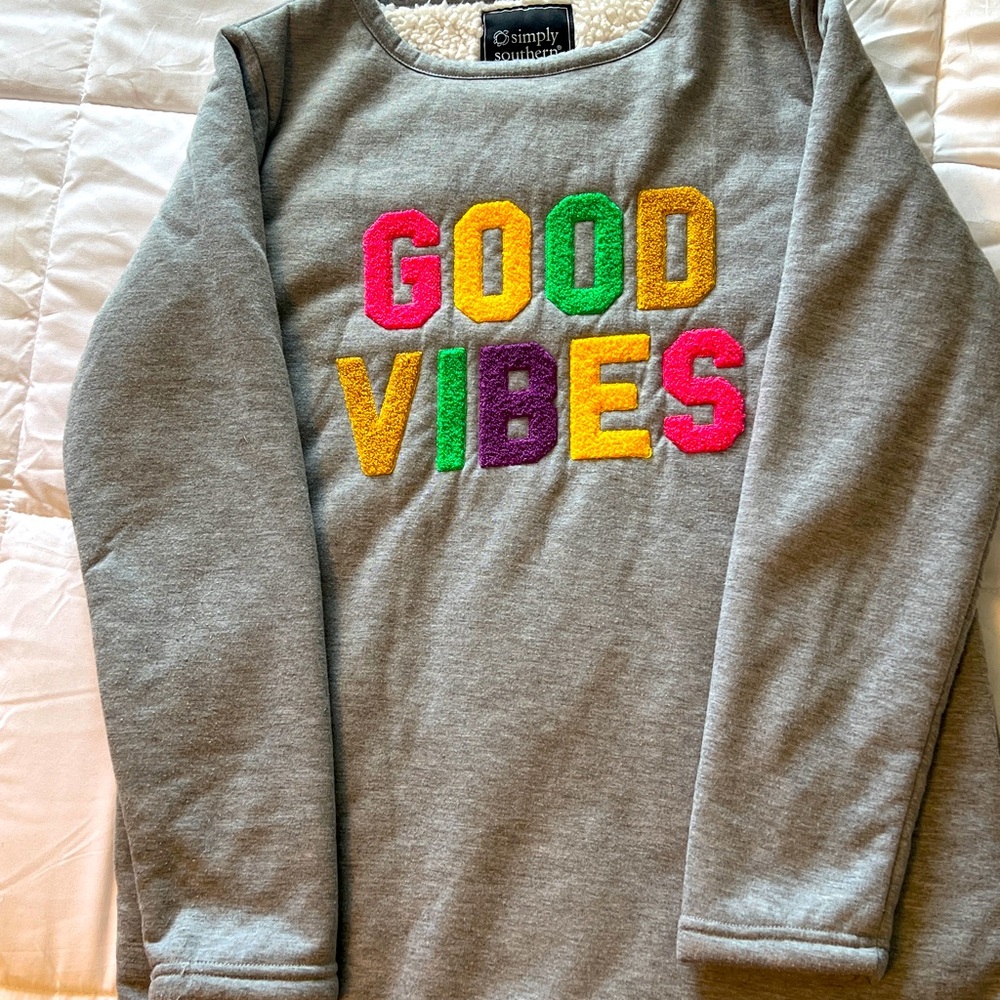 Pre-owned: Simply Southern Gray Sleepshirt‎ Size Large Sherpa Lined "Good Vibes"